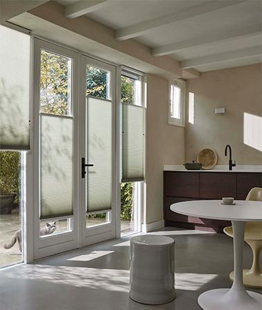 Luxaflex® TruFit® Duette® Shades openslaande deuren raambekleding groene plisségordijnen zonder boren