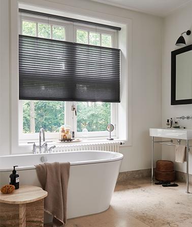 Luxaflex Plissé Shade zwart plisségordijn badkamer vrijstaand bad
