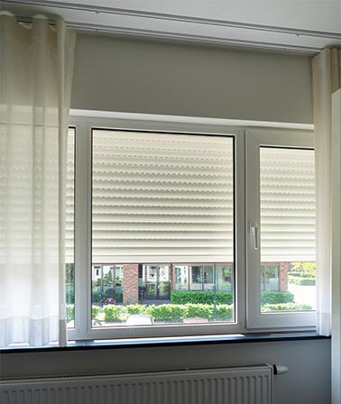 Verano rolluiken wit binnenzijde en gordijnen isolerende raambekleding buitenzonwering isolatie