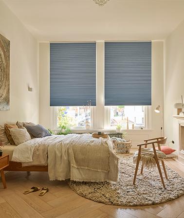 Luxaflex® Duette® Shades blauwe plisségordijnen slaapkamer verduisteren
