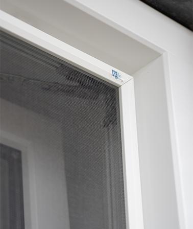 KeJe inzethor met grijs gaas wit kunststof kozijnen draaikiepraam