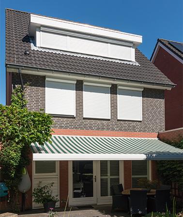 Verano® witte rolluiken en groen wit gestreept knikarm zonnescherm