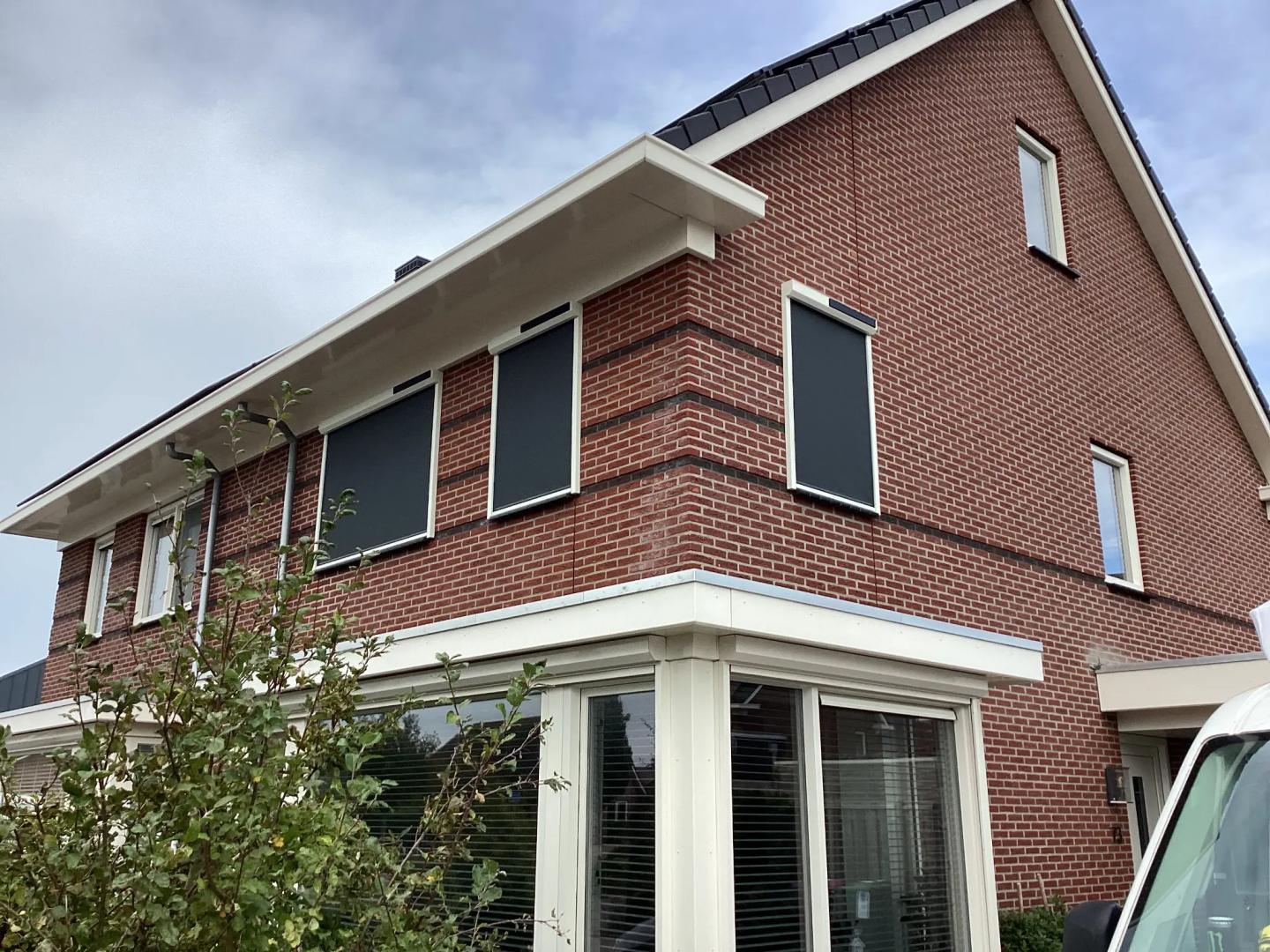 Solano Ritsscreen Smart met schuine omkasting | Profielkleur: Crèmewit RAL9001 | Doekkleur: Zwart 118118 Serge3% | met huismerk solar motor