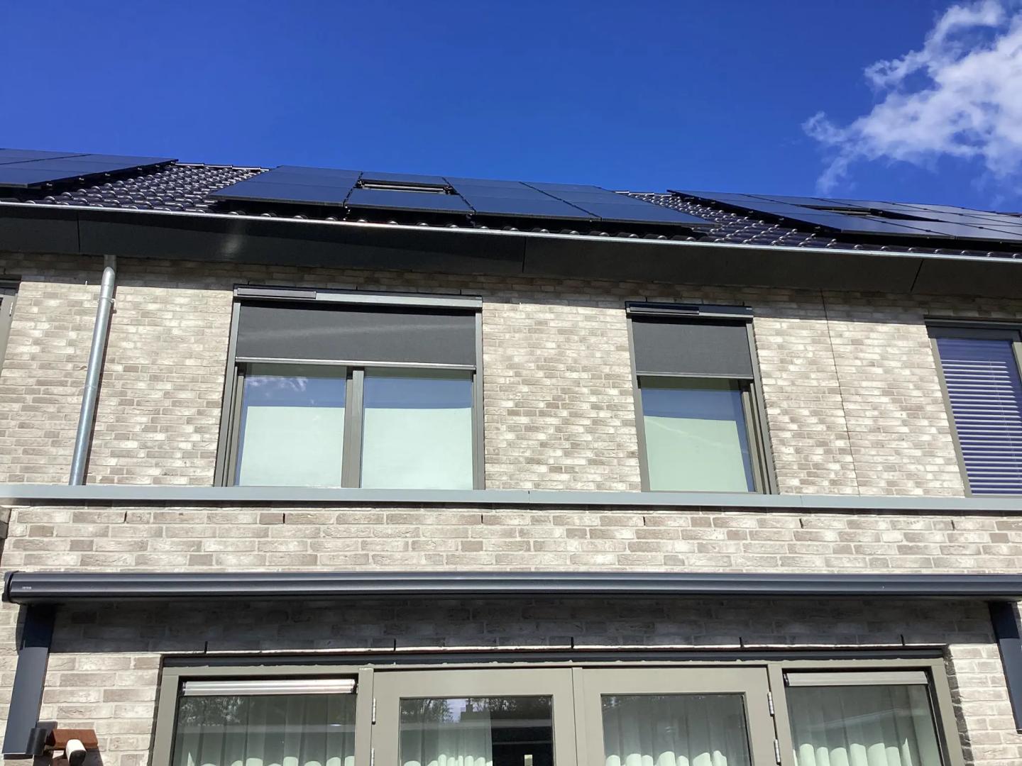 Solano Ritsscreen Smart met rechte omkasting en huismerk solar motor | Profielkleur: Kwartsgrijs RAL7039 | Doekkleur: Zwart 118118 Sergé 3%