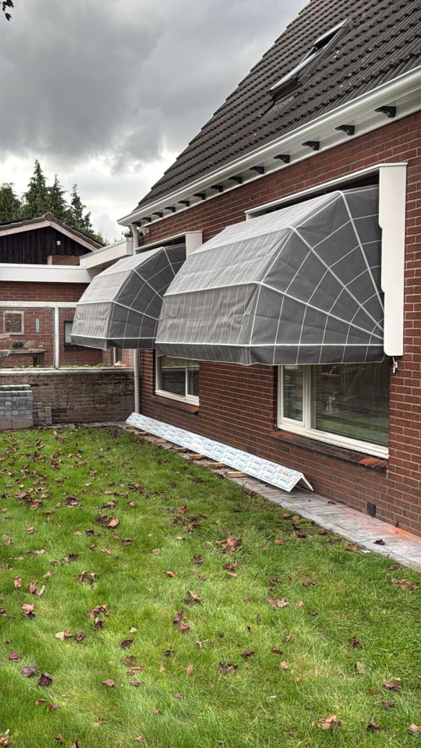 Solano standaard markies | Korf: Aluminium zuiverwit RAL9010 | Omkasting: Hardhout en getand zuiverwit RAL9010 | Doek: Dickson Orchestra Naples Dark Grey | Rechte volant | Biesband: PVC muisgrijs