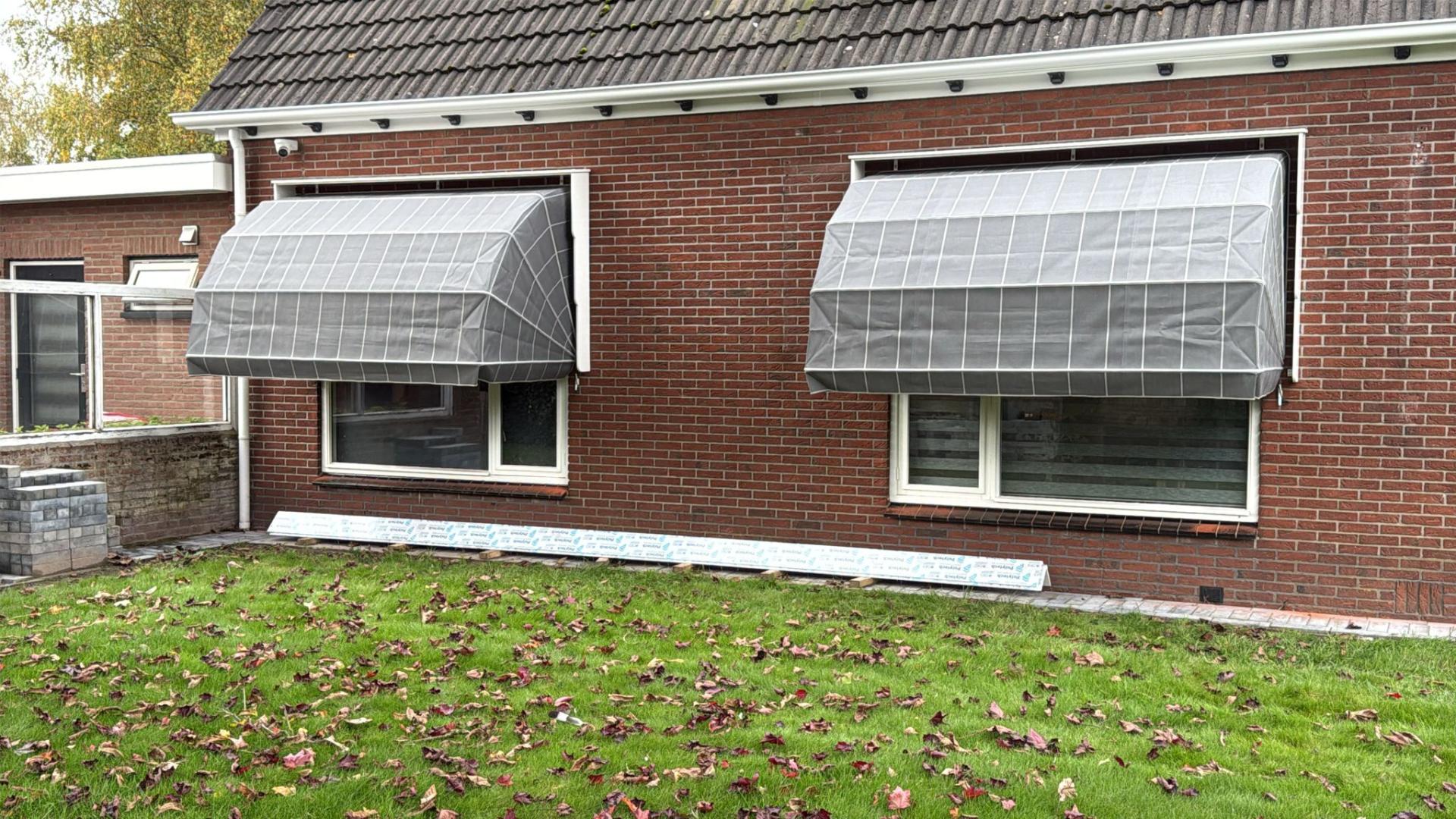 Solano standaard markies | Korf: Aluminium zuiverwit RAL9010 | Omkasting: Hardhout en getand zuiverwit RAL9010 | Doek: Dickson Orchestra Naples Dark Grey | Rechte volant | Biesband: PVC muisgrijs