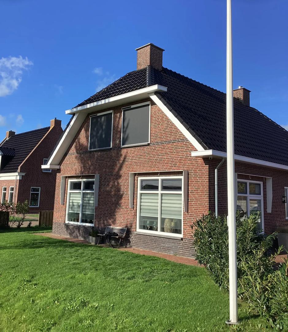 Solano Ritsscreen Smart met huismerk solar motor en rechte omkasting | Profielkleur: zuiverwit RAL9010 | Doekkleur: zwart 118118 sergé 3%