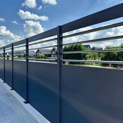 THUIS BIJ ONZE KLANT: Verano® Schutting Martinique V750 | 4 lamellen | 210 cm hoog | Profielkleur: Antraciet RAL 7016 fijnstructuur