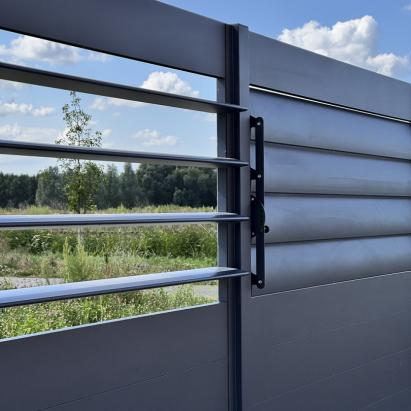 THUIS BIJ ONZE KLANT: Verano® Schutting Martinique V750 | 4 lamellen | 210 cm hoog | Profielkleur: Antraciet RAL 7016 fijnstructuur
