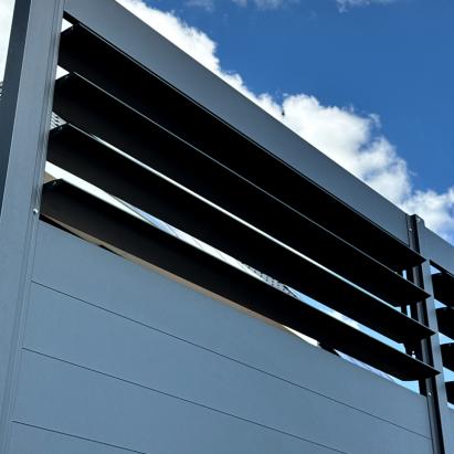 THUIS BIJ ONZE KLANT: Verano® Schutting Martinique V750 | 4 lamellen | 210 cm hoog | Profielkleur: Antraciet RAL 7016 fijnstructuur