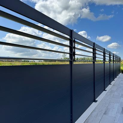 THUIS BIJ ONZE KLANT: Verano® Schutting Martinique V750 | 4 lamellen | 210 cm hoog | Profielkleur: Antraciet RAL 7016 fijnstructuur