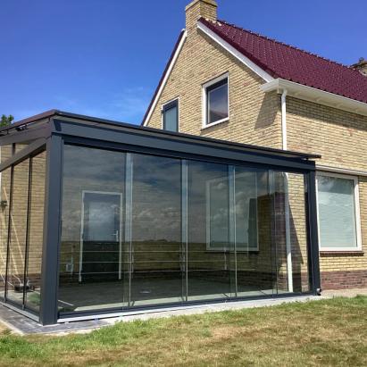 Solano Terrasoverkapping | Profielkleur: Antraciet fijnstructuur | Vulling: Helder 44.2 glas & Verano® Olso Verandazonwering met Dickson Max doek in kleur 'Souris'