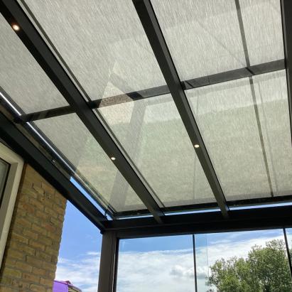 Solano Terrasoverkapping | Profielkleur: Antraciet fijnstructuur | Vulling: Helder 44.2 glas & Verano® Olso Verandazonwering met Dickson Max doek in kleur 'Souris'