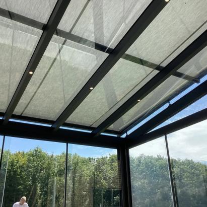 Solano Terrasoverkapping | Profielkleur: Antraciet fijnstructuur | Vulling: Helder 44.2 glas & Verano® Olso Verandazonwering met Dickson Max doek in kleur 'Souris'