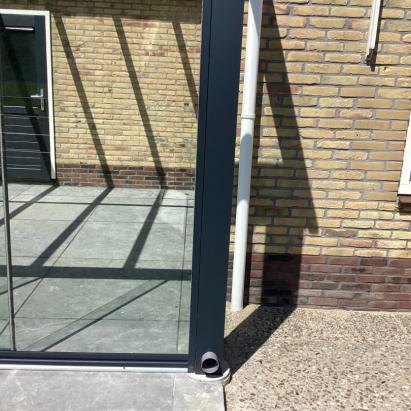 Solano Terrasoverkapping | Profielkleur: Antraciet fijnstructuur | Vulling: Helder 44.2 glas & Verano® Olso Verandazonwering met Dickson Max doek in kleur 'Souris'