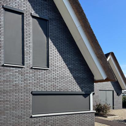 Solano Ritsscreen Smart | Profielkleur: Zwartgrijs structuurlak RAL 7S21 | Doekkleur: Sergé 3% Zwart 118118