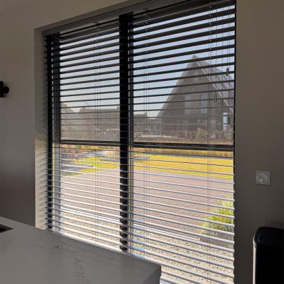 Solano Ritsscreen Smart | Profielkleur: Zwartgrijs structuurlak RAL 7S21 | Doekkleur: Sergé 3% Zwart 118118