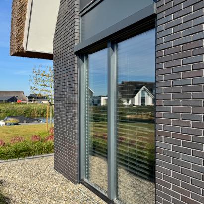 Solano Ritsscreen Smart | Profielkleur: Zwartgrijs structuurlak RAL 7S21 | Doekkleur: Sergé 3% Zwart 118118