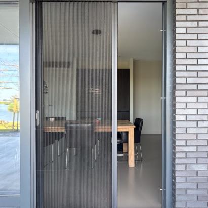Aurora plisséhordeur | Profielkleur: Zwartgrijs structuur RAL 7021 | Gaaskleur: Zwart