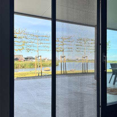 Aurora plisséhordeur | Profielkleur: Zwartgrijs structuur RAL 7021 | Gaaskleur: Zwart