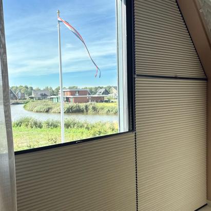 Luxaflex® Duette® Shade | Stof: Elan Full Tone RD 32 mm 7850 (Fulltone verduisterend) | Systeemkleur: Black Satin | Top Down - Bottom Up