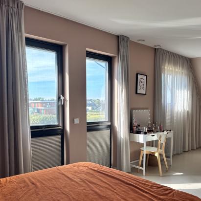 Luxaflex® Duette® Shade | Stof: Elan Full Tone RD 32 mm 7850 (Fulltone verduisterend) | Systeemkleur: Black Satin | Top Down - Bottom Up