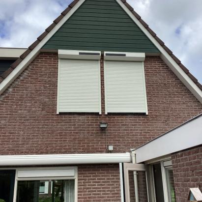 Alutech Rolluik AR40 met schuine omkasting | Profiel- en lamelkleur: Crème wit RAL9001 | Huismerk solar motor