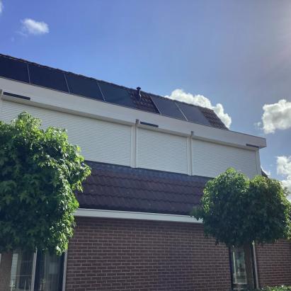 Alutech Rolluik AR40 met schuine omkasting | Profiel- en lamelkleur: Crème wit RAL9001 | Huismerk solar motor