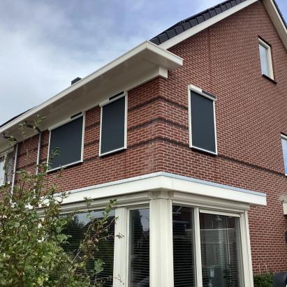Solano Ritsscreen Smart met schuine omkasting | Profielkleur: Crèmewit RAL9001 | Doekkleur: Zwart 118118 Serge3% | met huismerk solar motor