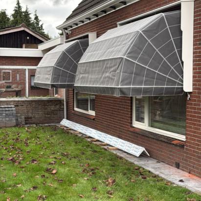 Solano standaard markies | Korf: Aluminium zuiverwit RAL9010 | Omkasting: Hardhout en getand zuiverwit RAL9010 | Doek: Dickson Orchestra Naples Dark Grey | Rechte volant | Biesband: PVC muisgrijs