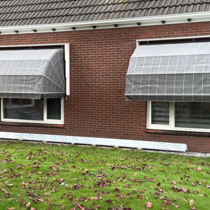 Solano standaard markies | Korf: Aluminium zuiverwit RAL9010 | Omkasting: Hardhout en getand zuiverwit RAL9010 | Doek: Dickson Orchestra Naples Dark Grey | Rechte volant | Biesband: PVC muisgrijs