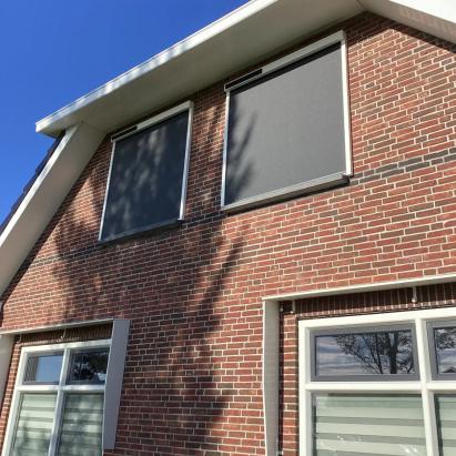 Solano Ritsscreen Smart met huismerk solar motor en rechte omkasting | Profielkleur: zuiverwit RAL9010 | Doekkleur: zwart 118118 sergé 3%