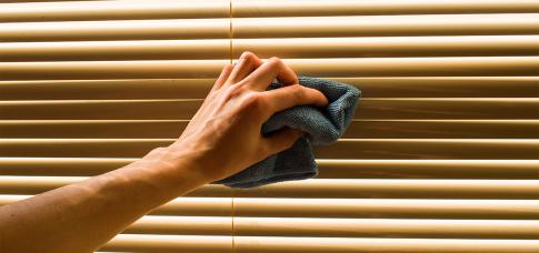 Jaloezieën schoonmaken: praktische tips per materiaal