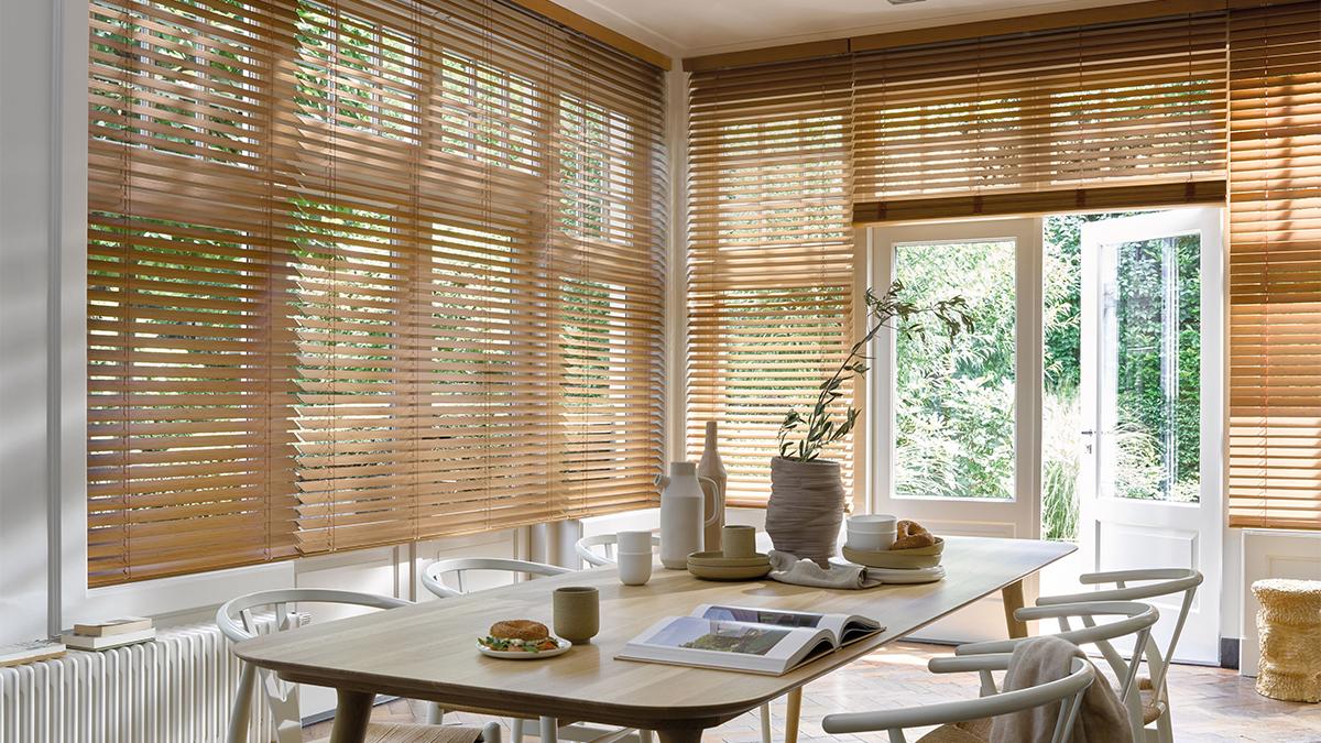 Zo kies je de perfecte houtsoort voor jouw jaloezieën