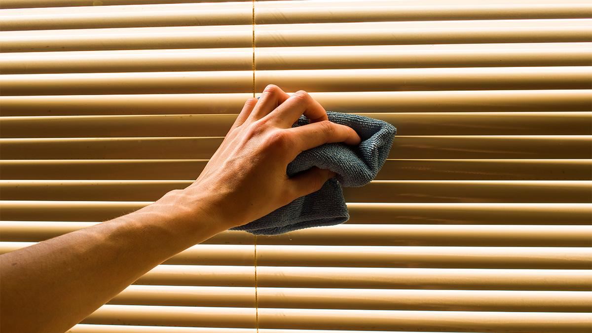 Jaloezieën schoonmaken: praktische tips per materiaal