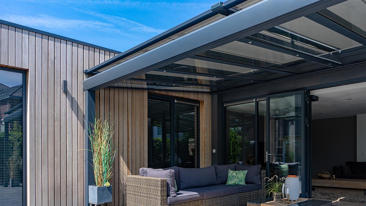 Schaduw onder je overkapping: zo houd je je veranda koel!