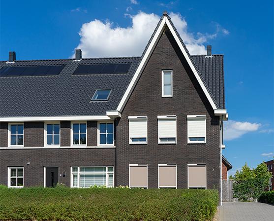 Verano® witte solar rolluiken en beige solar screens modern nieuwbouwhuis puntdak