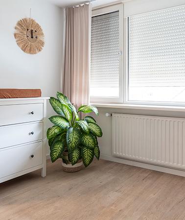 Kinderkamer met gordijnen en Verano® rolluik.