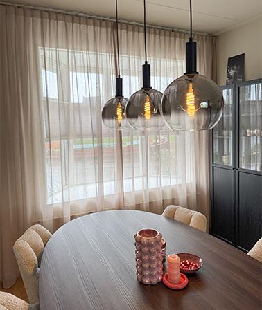 A House Of Happiness Maran gordijnen en plisségordijnen ovale tafel walnoot eettafel bollen lampen