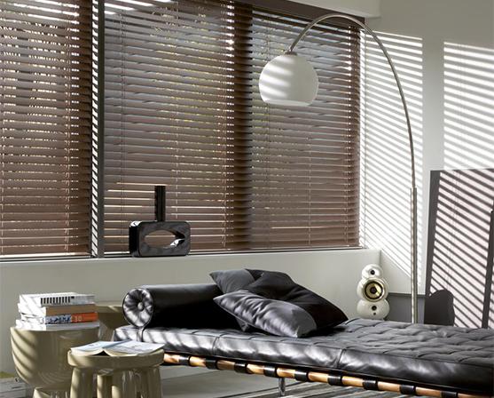 Luxaflex donkere walnoot houten jaloezieën mid century modern