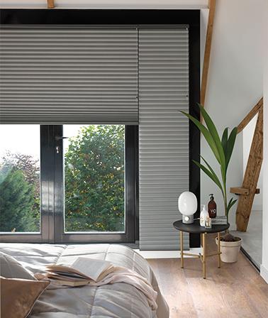 Luxaflex Duette Shades isolerende plisségordijen grijs slaapkamer openslaande deuren zwarte kozijnen