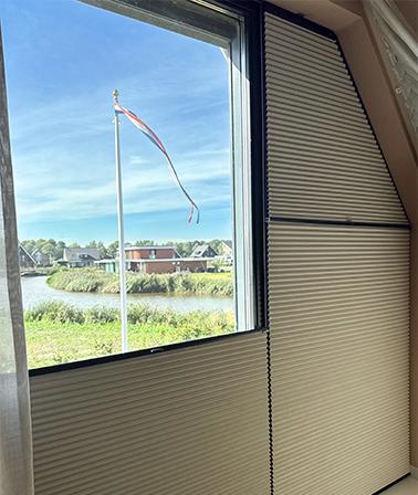 Schuine Luxaflex® Duette® Shades trapezium raam verduisterende raambekleding nieuwbouw