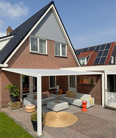 Verano pergolazonwering Tumba wit outdoor buitenbanken grijs kleurrijk terras inrichten