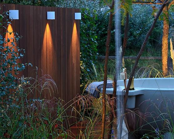 Tuin met In-Lite ACE Down wandlampen wit buitenbad