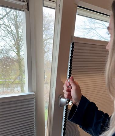 Verano verduisterende plisségordijnen zonder boren PlakFix plakprofielen draaikiepraam kunststof kozijn