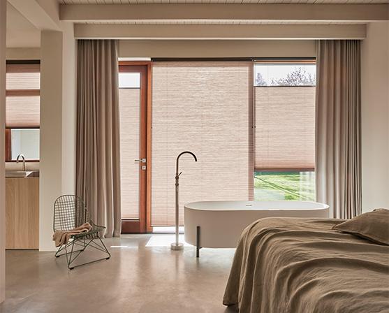 Luxaflex® Duette® shades roze plissegordijnen badkamer vrijstaand bad