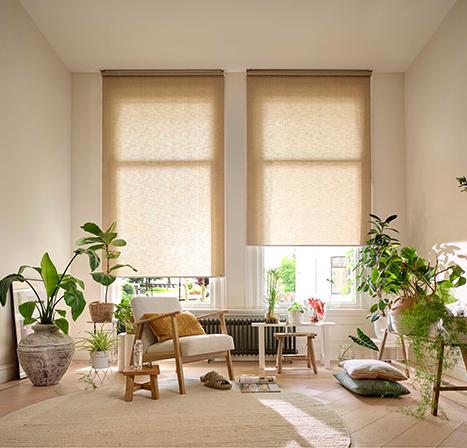 Luxaflex rolgordijnen woonkamer beige naturel interieur