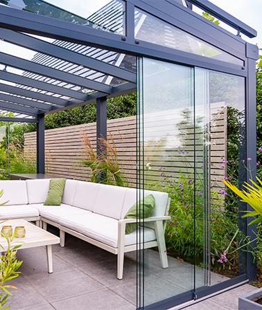 Verano Ledro aluminium overkapping met glazen schuifwanden en loungeset