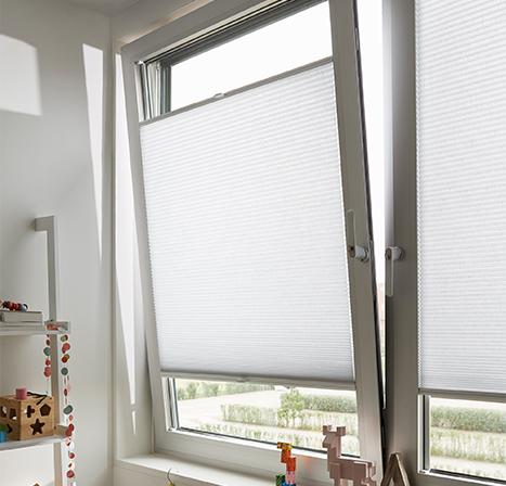 Luxaflex Duette Shade met TruFit plakprofielen op draaikiepraam