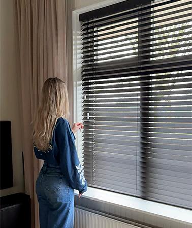 Verano® 50 mm houten jaloezieën in de kleur (Bamboe) Brown 30.1101 met A House of Happiness zandbeige gordijnen